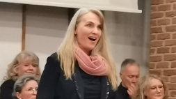Astrid-Schmitz-Carta-singt-Gloria-von-Rob-Gardner.jpg