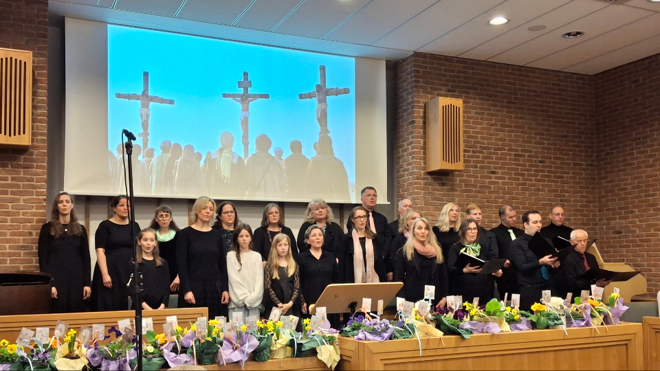 Chor-Dortmund-2026.jpg Victor-Muller-von-Klobuczinsky,-Geige.jpg Chor-Dortmund-2026.jpg Joachim-Jahns-stellt-das-Projekt-FRUCHTALARM-vor.jpg Astrid-Schmitz-Carta-singt-Gloria-von-Rob-Gardner.jpg v.l.-Simon-Genster,-Benjamin-Bellersen.jpg Lorena-Bellersen-singt-Make-me-whole-von-Rob-Gardner.jpg Ubergabe-der-Spende-von-Pfahlprasident.jpg Ubergabe-der-Spende-von-Pfahlprasident.jpg Hans-Bruhn,-Klavier.jpg v.l.-Simon-Genster,-Benjamin-Bellersen.jpg Ensemble.jpg Bonnie-Tewes.jpg